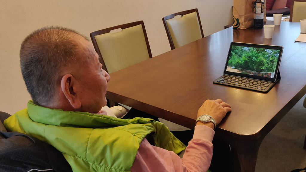 Prof. Akira Miyawaki watching the videos of Crowd Foresting