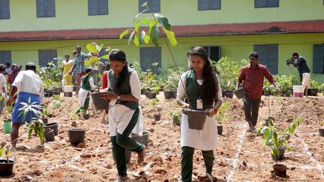 മിയാവാക്കി മാതൃക വനവത്‌കരണത്തില്‍ ഏര്‍പ്പെട്ടിരിക്കുന്ന വിദ്യാര്‍ത്ഥികള്‍